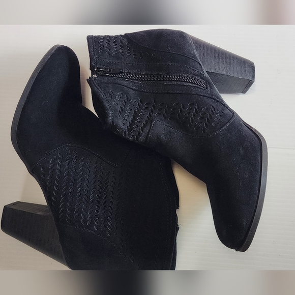 Sleek Black Heeled Boots with Textured Design - Picture 1 of 9
